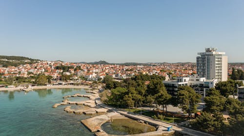 SeeSea Hotel - Obiteljski lipanjski odmor u Vodicama, Vodice, Dalmacija, Hrvatska - 920 EUR - 5x noćenje u dvokrevetnoj sobi (pogled park) za 2 osobe (1 dijete do 2,99 godina i 1 dijete do 12,99 godina besplatno), Polupansion