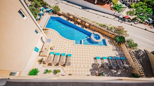Hotel Sol - Ljeto u srcu Bola, Bol, otok Brač, Dalmacija, Hrvatska - 235 EUR - 2x noćenje u jednosobnom apartmanu s balkonom/terasom (ovisno o raspoloživosti) za 2 osobe, Doručak