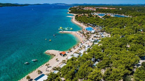 Amadria Park Camping Šibenik - Ljeto u Solarisu - Apartman 3+2, Šibenik, Dalmacija, Hrvatska - 1.200 EUR - 5x noćenje u apartmanu 3+2 za 3 osobe (2 djece do 11,99 godina besplatno), Piće dobrodošlice prilikom prijave