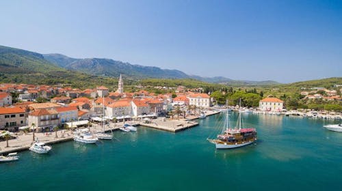 Hotel Hvar - All inclusive početak ljeta na Hvaru, Jelsa, otok Hvar, Dalmacija, Hrvatska - 575 EUR - 5x noćenje u Comfort dvokrevetnoj sobi s pomoćnim ležajem i balkonom (park strana) za 2 osobe (1. dijete do 11,99 godina i 2. dijete do 2,99 godina besplatno), All Inclusive