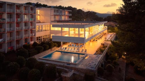 Hotel Hvar - All inclusive početak ljeta na Hvaru, Jelsa, otok Hvar, Dalmacija, Hrvatska - 308 EUR - 2x noćenje u Comfort dvokrevetnoj sobi s pomoćnim ležajem i balkonom (morska strana) za 2 osobe (1. dijete do 11,99 godina i 2. dijete do 2,99 godina besplatno), All Inclusive
