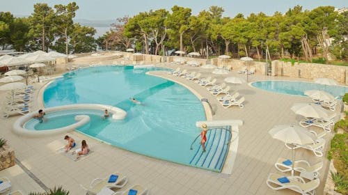 Bluesun Hotel Elaphusa - Pozdrav ljetu za parove na Bolu, Bol, otok Brač, Dalmacija, Hrvatska - 300 EUR - 2x noćenje u Standard dvokrevetnoj sobi s balkonom (strana park) za 2 osobe, Polupansion (buffet doručak i večera)
