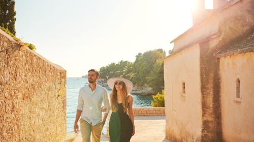 Bluesun Holiday Village Bonaca - Pozdrav ljetu s punim pansionom u Bolu, Bol, otok Brač, Dalmacija, Hrvatska - 600 EUR - 3x noćenje u Superior dvokrevetnoj sobi s balkonom (morska strana) za 2 osobe (1 dijete do 9,99 godina i 1 dijete do 2,99 godina besplatno), Puni pansion