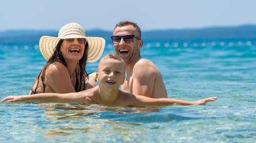 Hotel Pinija - Obiteljski početak ljeta u Dalmaciji, Petrčane, Dalmacija, Hrvatska - 419 EUR - 2x noćenje u Premium sobi s balkonom za 2 osobe (1 dijete do 11,99 godina i 1 dijete do 3,99 godina besplatno), Polupansion