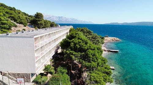 Sagitta Holiday Resort - Obiteljski početak ljeta u Omišu, Omiš, Dalmacija, Hrvatska - 449 EUR - 2x noćenje u Superior obiteljskom bungalovu ili apartmanu za 2 osobe (2 djece do 13,99 godina i 1 dijete do 7,99 godina besplatno), All inclusive