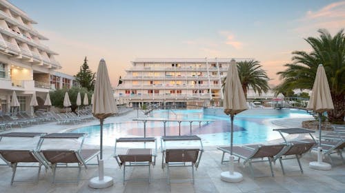 Hotel Olympia - Početak ljeta u Vodicama - Classic soba, Vodice, Dalmacija, Hrvatska - 356 EUR - 2x noćenje u dvokrevetnoj Classic sobi (pogled park, balkon) za 2 osobe (1 dijete do 12,99 godina besplatno), Polupansion
