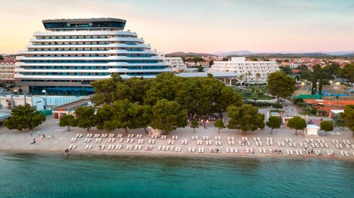 Hotel Olympia Sky - Početak ljeta u vrhunskom hotelu - Deluxe soba , Vodice, Dalmacija, Hrvatska - 777 EUR - 3x noćenje u dvokrevetnoj Deluxe sobi s balkonom i pogledom na more za 2 osobe (1 dijete do 5,99 godina i 1 dijete do 12,99 godina besplatno), Polupansion