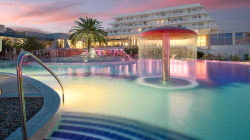 Hotel Olympia - Početak ljeta u Vodicama - Classic soba, Vodice, Dalmacija, Hrvatska - 534 EUR - 3x noćenje u dvokrevetnoj Classic sobi (pogled park, balkon) za 2 osobe (1 dijete do 12,99 godina besplatno), Polupansion