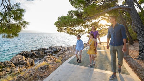 Bluesun Hotel Soline - Obiteljski pozdrav ljetu u Brelima, Brela, Makarska rivijera, Dalmacija, Hrvatska - 795 EUR - 3x noćenje u dvokrevetnoj Superior sobi s balkonom (morska strana) za 2 osobe (2 djece do 11,99 godina i 1 dijete do 2,99 godina besplatno), Polupansion