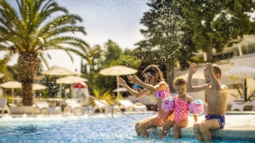 Aminess Vival Port9 Resort - Obiteljsko ljeto na Korčuli, Korčula, Dalmacija, Hrvatska - 324 EUR - 2x noćenje u dvokrevetnoj Superior sobi s balkonom strana park za 2 osobe (1 dijete do 9,99 godina besplatno), Polupansion