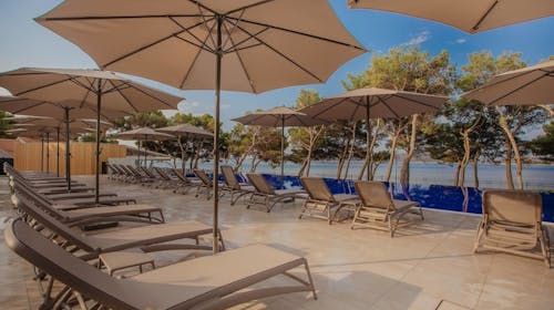 Hotel Punta Vodice - Obiteljsko all inclusive light ljeto s daškom wellnessa, Vodice, Dalmacija, Hrvatska - 1.384 EUR - 7x noćenje u dvokrevetnoj Standard sobi s balkonom morska strana za 2 osobe (1 dijete do 11,99 godina i 2. dijete do 2,99 godina besplatno), All inclusive light