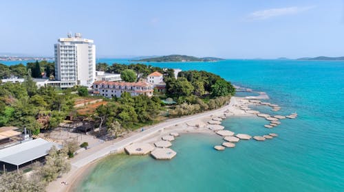 Hotel Punta Vodice - Obiteljsko all inclusive light ljeto s daškom wellnessa, Vodice, Dalmacija, Hrvatska - 1.762 EUR - 7x noćenje u dvokrevetnoj Standard sobi s balkonom morska strana za 2 osobe (1 dijete do 11,99 godina i 2. dijete do 2,99 godina besplatno), All inclusive light