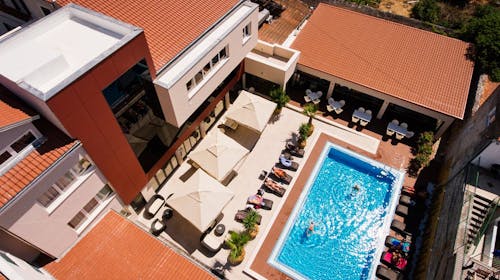 Hotel Borovnik - Obiteljsko ljeto u Dalmaciji - Superior obiteljska soba, Tisno, otok Murter, Dalmacija, Hrvatska - 264 EUR - 2x noćenje u Superior obiteljskoj sobi za 2 osobe (1 dijete do 11,99 godina, 1 dijete do 6,99 godina i 1 dijete do 1,99 godina besplatno), Polupansion
