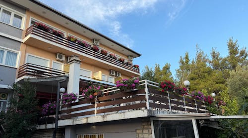 Hotel Riviera - Bijeg u srce prirode i jadranske obale, Starigrad, Paklenica, Dalmacija, Hrvatska - 149 EUR - 2x noćenje u trokrevetnoj sobi za do 3 osobe (3 odrasle osobe ili 2 odrasle i 1 dijete besplatno), Doručak