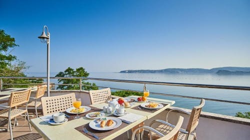 Apartmani Kanegra Plava Laguna - Ljeto u Istri s polupansionom, Umag, Istra, Hrvatska - 953 EUR - 5x noćenje u Classic apartmanu 2+2 s balkonom strana park za 2 osobe (2 djece do 4,99 godina besplatno), Polupansion (doručak i večera)