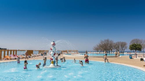 Apartmani Polynesia Plava Laguna - Ljeto u Istri, Umag, Istra, Hrvatska - 191 EUR - 2x noćenje u Studio Economy apartmanu 2+1 strana park za 3 osobe, Korištenje vanjskog bazena za odrasle i bazena za djecu