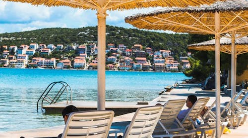 Hotel Borovnik - Ljeto u Dalmaciji - Standard soba, Tisno, otok Murter, Dalmacija, Hrvatska - 896 EUR - 4x noćenje u dvokrevetnoj Standard sobi za 2 osobe (1 dijete do 6,99 godina i 1 dijete do 1,99 godina besplatno), Polupansion