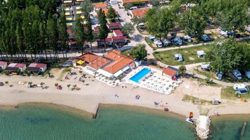Kamp Almissa - Ljeto u Dalmaciji - Mobilna kućica Adria Superior, Omiš, Dalmacija, Hrvatska - 2.182 EUR - 7x noćenje u mobilnoj kućici Adria Superior 4+1 (C2 zona, zadnji red) za do 5 osoba (4 odrasle osobe i 1 dijete do 11,99 godina), Jednokratno korištenje posteljine i ručnika