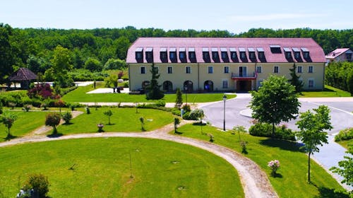Hotel Dvorac Jurjevec - Ljetni odmor u raskošnom stilu Dvorca Jurjevec, Brežane Lekeničke, Hrvatska - 345 EUR - 2x noćenje u dvokrevetnoj Standard sobi za 2 osobe, Doručak