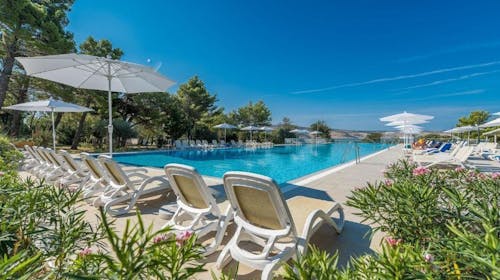 Bluesun Holiday Village Alan - Obiteljsko ljeto s punim pansionom u sjevernoj Dalmaciji, Starigrad Paklenica, Dalmacija, Hrvatska - 798 EUR - 2x noćenje u obiteljskoj sobi s balkonom za 2 osobe (2 djece do 13,99 godina besplatno), Puni pansion