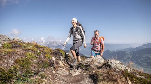 Hotel Zum Pinzger - Autentičan alpski odmor u Tirolu, Stumm im Zillertal, Austrija - 425 EUR - 2x noćenje u Superior dvokrevetnoj sobi s balkonom i dodatnim ležajem (2+2) za 2 osobe (1 dijete do 11,99 godina boravi besplatno), Polupansion (bogat buffet doručak i večera u 4 slijeda s vegetarijanskim opcijama, uključujući salatni buffet)