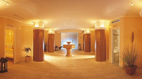 Hotel Zum Pinzger - Autentičan alpski odmor u Tirolu, Stumm im Zillertal, Austrija - 575 EUR - 3x noćenje u Superior dvokrevetnoj sobi s balkonom i dodatnim ležajem (2+2) za 2 osobe (1 dijete do 11,99 godina boravi besplatno), Polupansion (bogat buffet doručak i večera u 4 slijeda s vegetarijanskim opcijama, uključujući salatni buffet)
