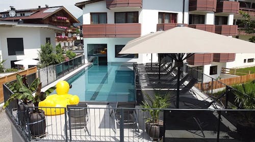 Hotel Zum Pinzger - Autentičan alpski odmor u Tirolu, Stumm im Zillertal, Austrija - 392 EUR - 2x noćenje u Standard dvokrevetnoj sobi s balkonom (2+0) za 2 osobe, Polupansion (bogat buffet doručak i večera u 4 slijeda s vegetarijanskim opcijama, uključujući salatni buffet)