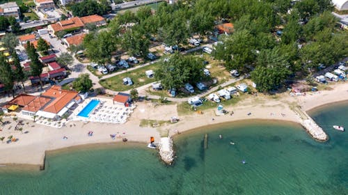 Kamp Almissa - Ljeto u Dalmaciji - Mobilna kućica Adria Superior - Posebna akcijska cijena, Omiš, Dalmacija, Hrvatska - 1.746 EUR - 7x noćenje u mobilnoj kućici Adria Superior 4+1 (C2 zona, zadnji red) za do 5 osoba (4 odrasle osobe i 1 dijete do 11,99 godina), Jednokratno korištenje posteljine i ručnika