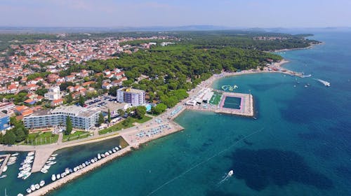 Ilirija Resort - Hotel Ilirija - Odmor u kolovozu s punim pansionom u Biogradu - Posebna akcija, Biograd na Moru, Dalmacija, Hrvatska - 1.115 EUR - 5x noćenje u dvokrevetnoj Superior sobi za 2 osobe (1 dijete do 12 godina i 1 dijete do 7 godina besplatno), Puni pansion