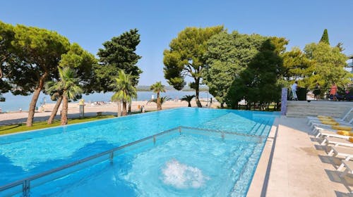 Ilirija Resort - Hotel Ilirija - Odmor u kolovozu s punim pansionom u Biogradu - Posebna akcija, Biograd na Moru, Dalmacija, Hrvatska - 1.015 EUR - 5x noćenje u dvokrevetnoj Superior sobi za 2 osobe (1 dijete do 12 godina i 1 dijete do 7 godina besplatno), Puni pansion