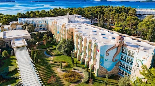 Amadria Park Kids Hotel Andrija - Rujanski bogati paket zabave s uključenim ulazom u Aquapark, Šibenik, Dalmacija, Hrvatska - 708 EUR - 2x noćenje u obiteljskoj sobi pogled dvorište/park s balkonom za 2 osobe (1 dijete do 11,99 godina besplatno), Polupansion