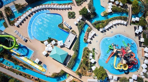 Amadria Park Kids Hotel Andrija - Rujanski bogati paket zabave s uključenim ulazom u Aquapark, Šibenik, Dalmacija, Hrvatska - 762 EUR - 2x noćenje u obiteljskoj sobi pogled dvorište/park s balkonom za 2 osobe (2 djece do 11,99 godina besplatno), Polupansion