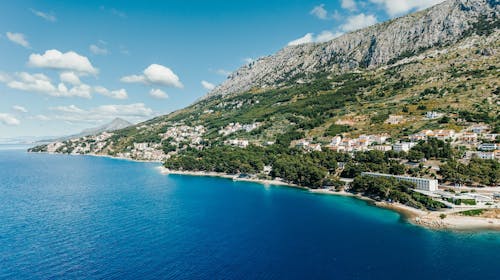 Sagitta Holiday Resort - Obiteljsko ljeto u Omišu - Superior obiteljski apartman, Omiš, Dalmacija, Hrvatska - 1.864 EUR - 5x noćenje u Superior obiteljskom apartmanu s bočnim pogledom na more i balkonom (2+2) za 2 osobe (2 djece do 13,99 godina i 1 dijete do 7,99 godina besplatno), All inclusive