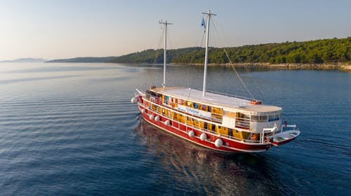 8-dnevno krstarenje sjevernim Jadranom - Polazak iz Rijeke, Rijeka, Hrvatska - 499 EUR - 8-dnevno krstarenje brodom po ruti R1: Rijeka – otok Krk – otok Rab – Zadar – Nacionalni park Kornati – zadarski arhipelag – otok Lošinj – otok Cres – Rijeka, 7x noćenje u dvokrevetnoj kabini (klima, kupaonica) na brodu Comfort Plus kategorije – Sveti Vid, Kazimir ili Planka za 1 osobu