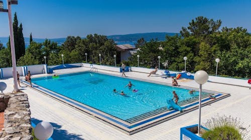 Holiday Resort Ad Turres - Ljeto u Crikvenici, Crikvenica, Hrvatska - 1.369 EUR - 7x noćenje u Standard dvokrevetnoj sobi s balkonom (morska strana) za 2 osobe (1 dijete do 11,99 godina besplatno), Polupansion