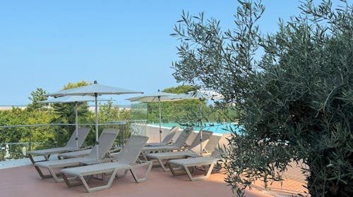 Hotel Omorika - Ljeto uz more u Crikvenici za parove, Crikvenica, Hrvatska - 1.909 EUR - 7x noćenje u dvokrevetnoj Premium sobi s balkonom i pogledom na more za 2 osobe, Polupansion