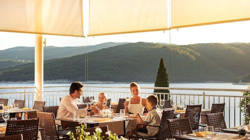 Valamar Sanfior Hotel & Casa - Vrhunski obiteljski odmor u Rapcu, Rabac, Hrvatska - 413 EUR - 2x noćenje u sobi „Junior Suite“ za 2 osobe (2 djece do 11,99 godina besplatno), Polupansion s uključenim bezalkoholnim negaziranim pićima iz šankomata tijekom obroka
