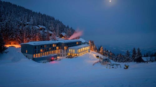 Wellness hotel Montis - Romantična zima s uključenim wellnessom i masažom na Goltama, Mozirje, Slovenija - 361 EUR - 2x noćenje u Superior dvokrevetnoj sobi za 2 osobe, Polupansion
