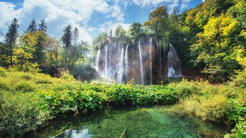 Kamp Korana - Ljetni odmor na Plitvičkim jezerima s ulaznicama, Rakovica, Hrvatska - 285 EUR - 2x noćenje u dvokrevetnom bungalovu za 2 osobe, Polupansion