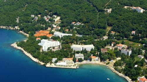 Hoteli Omišalj - Depandansa Primorka - Kraj ljeta na Krku, Omišalj, Hrvatska - 251 EUR - 3x noćenje u dvokrevetnoj sobi za 2 osobe (1. dijete do 7,99 godina besplatno), Polupansion (buffet doručak i buffet večera s uključenim bezalkoholnim pićem)