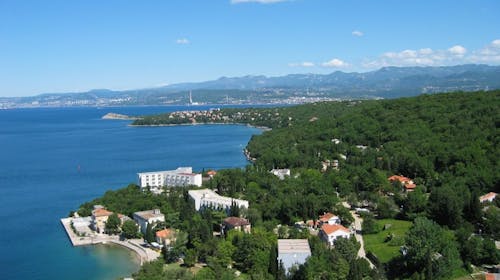 Hoteli Omišalj - Depandansa Marina - Ljeto na Krku, Omišalj, Hrvatska - 660 EUR - 7x noćenje u dvokrevetnoj sobi za 2 osobe (1. dijete do 7,99 godina besplatno), Polupansion (buffet doručak i buffet večera s uključenim bezalkoholnim pićem)