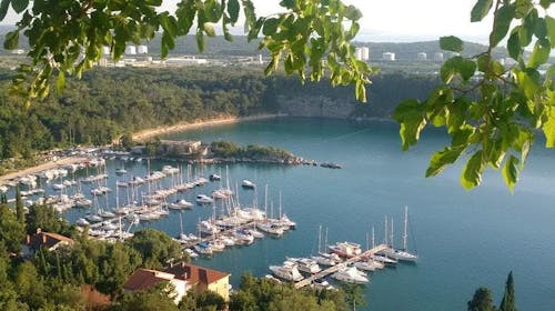 Hoteli Omišalj - Depandansa Primorka - Ljeto na Krku, Omišalj, Hrvatska - 295 EUR - 3x noćenje u dvokrevetnoj sobi za 2 osobe (1. dijete do 7,99 godina besplatno), Polupansion (buffet doručak i buffet večera s uključenim bezalkoholnim pićem)