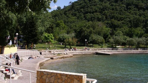 Hoteli Omišalj - Depandansa Primorka - Ljeto na Krku, Omišalj, Hrvatska - 336 EUR - 3x noćenje u dvokrevetnoj sobi za 2 osobe (1. dijete do 7,99 godina besplatno), Polupansion (buffet doručak i buffet večera s uključenim bezalkoholnim pićem)