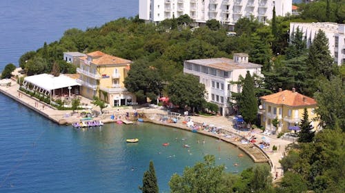 Hoteli Omišalj - Hotel Adriatic - Kraj ljeta na Krku, Omišalj, Hrvatska - 276 EUR - 3x noćenje u dvokrevetnoj sobi za 2 osobe (1. dijete do 7,99 godina besplatno), Polupansion (buffet doručak i buffet večera s uključenim bezalkoholnim pićem)