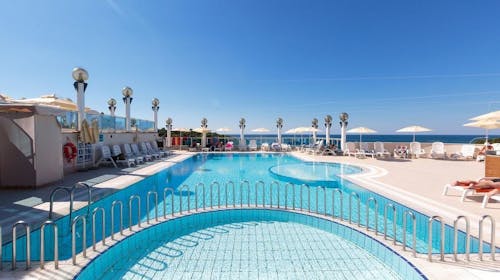 Hotel Gran Vista Plava Laguna - Ljeto u Poreču, Poreč, Hrvatska - 279 EUR - 3x noćenje u dvokrevetnoj Economy sobi s dodatnim ležajem za 2 osobe (1. dijete do 11,99 godina i 2. dijete do 4,99 godina besplatno), Polupansion i piće uz večeru