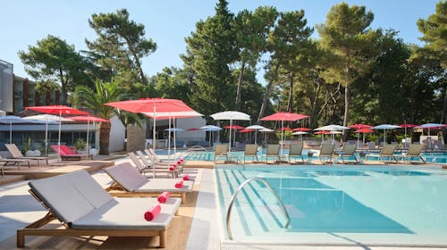 Hotel Pelegrin Plava Laguna - Ljeto u obnovljenom hotelu u Istri - Posebna akcija, Umag, Hrvatska - 1.620 EUR - 5x noćenje u Classic sobi s balkonom (park strana) za 2 osobe (1. dijete do 11,99 godina i 2. dijete do 4,99 godina besplatno), Polupansion