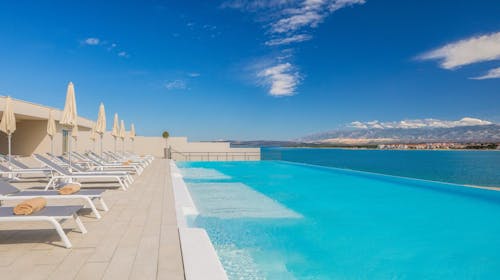 Aminess Style Camping Avalona Resort - Ljeto u kampu s 5 zvjezdica na Pagu, Povljana, Hrvatska - 1.869 EUR - 5x noćenje u Premium Holiday Home za do 6 osoba (4 odrasle osobe i 2 djece do 11,99 godina), Korištenje relax bazena i vodenog parka za djecu i odrasle