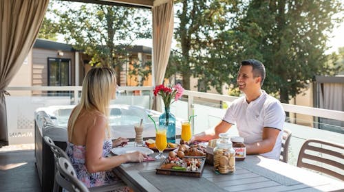 Santa Marina Boutique Camping - Obiteljski ljetni odmor u Poreču, Poreč, Hrvatska - 160 EUR - 2x noćenje u Premium Relax mobilnoj kućici za 4 osobe (2 djece do 11,99 godina besplatno), Posteljina i ručnici