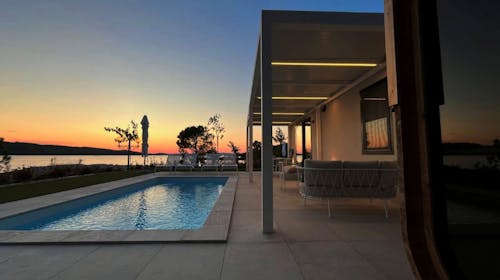 Amadria Park Camping Šibenik - Ljeto u Exclusive Beach Villi s natkrivenim bazenom i saunom, Šibenik, Hrvatska - 796 EUR - 1x noćenje u Exclusive Beach Villi s privatnim natkrivenim bazenom i saunom za 6 osoba, Piće dobrodošlice prilikom prijave
