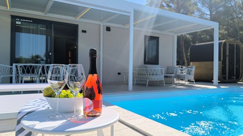 Amadria Park Camping Šibenik - Ljeto u Exclusive Beach Villi s natkrivenim bazenom i saunom, Šibenik, Hrvatska - 675 EUR - 1x noćenje u Exclusive Beach Villi s privatnim natkrivenim bazenom i saunom za 6 osoba, Piće dobrodošlice prilikom prijave